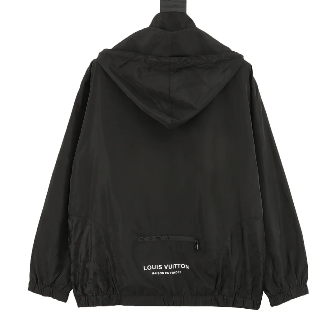 🅿️570 Louis Vuitton/Louis Vuitton presbyopia all-over printed windbreaker zipper jacket. Purchase the original version and have it printed immediately. The fabric is made of custom densely spun technical fabric that is light and thin, and the upper body is silky and breathable. Infrared positioning cutting, workwear-style windbreaker design, the upper body is invincible and versatile. All details are customized and developed, and all hardware and accessories are restored to ZP. Size：XS-L